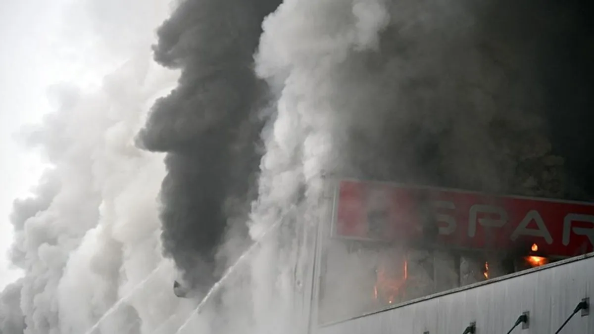 Vatrogasci su stanovnicima iz obližnjih naselja preporučili da zatvore prozore i uključe ventilacijske sisteme 