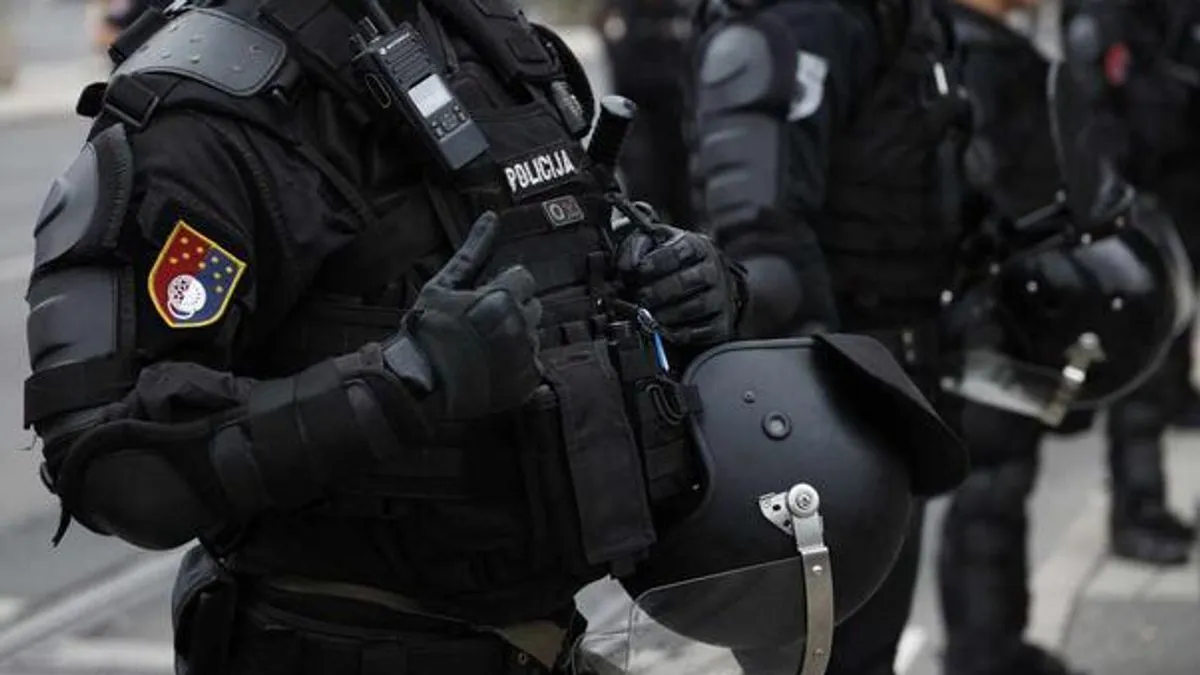 Muhamed Ajanović se tereti da je počinio krivično djelo zloupotreba položaja ili ovlaštenja, primanje nagrade ili drugog oblika koristi za trgovinu uticajem...