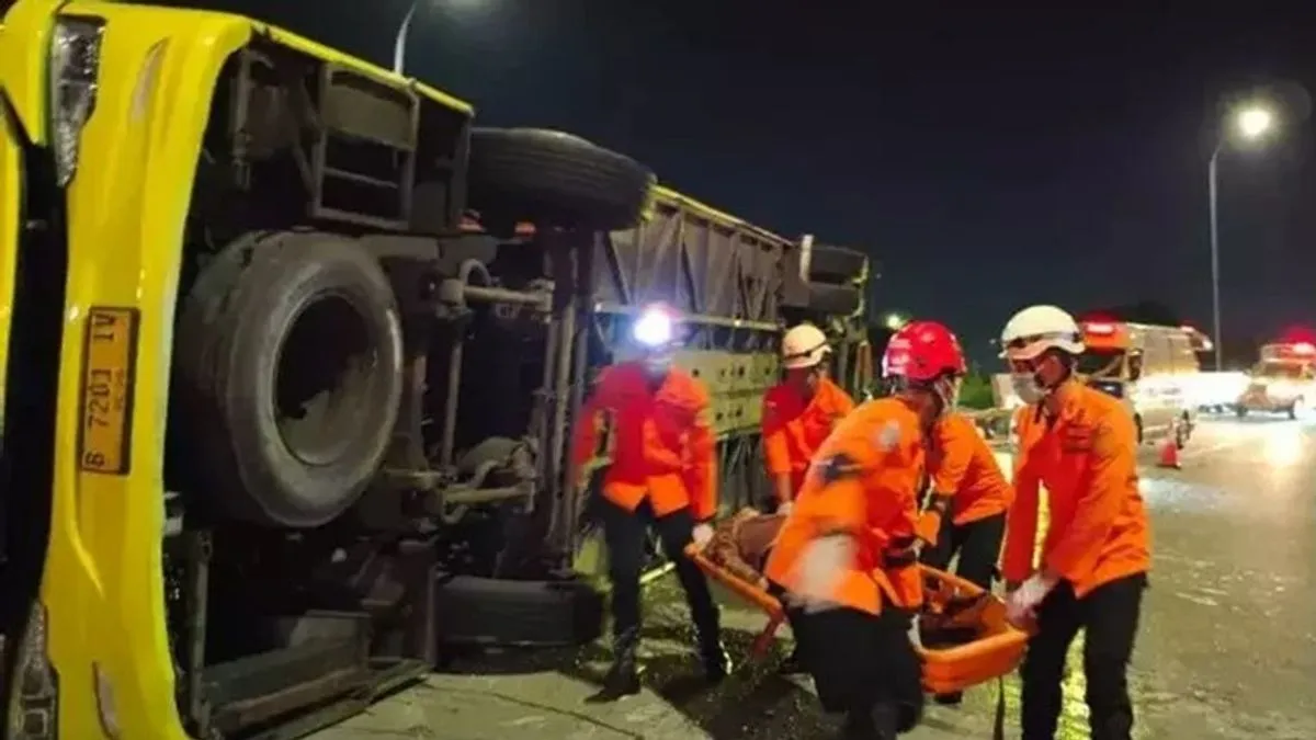 Prema zvaničnicima, putnički autobus je izgubio kontrolu nakon što je udario u ogradu na putu i prevrnuo se