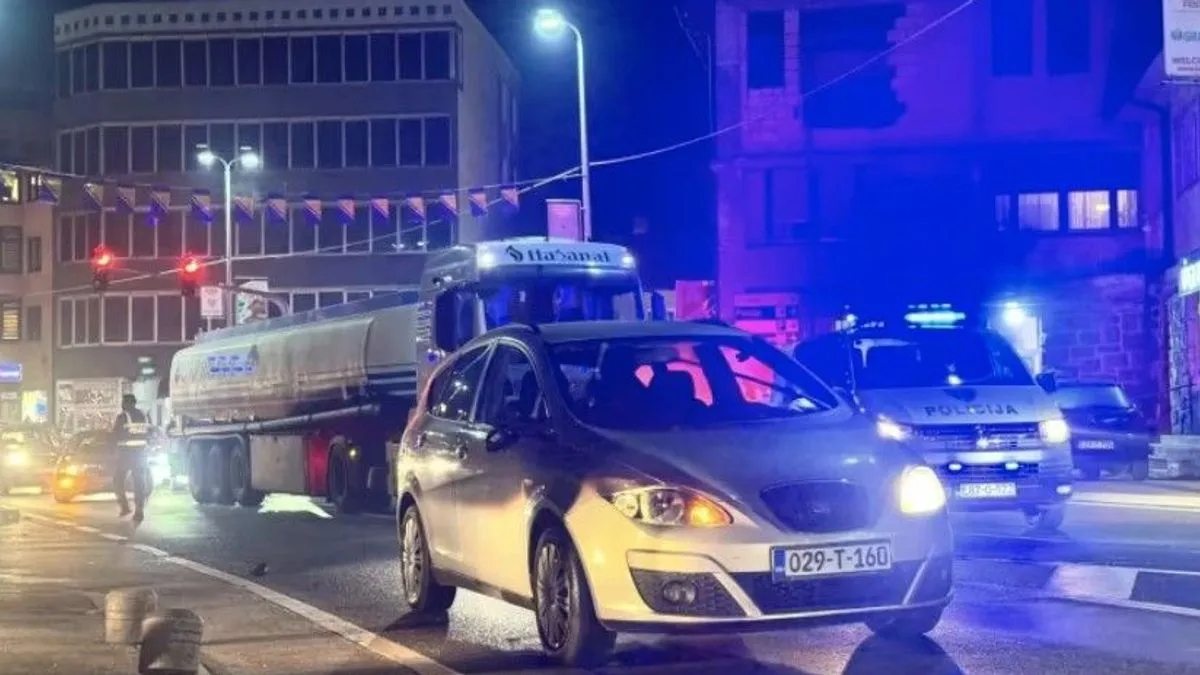 Pješaka udario automobil, vozač iz drugog vozila pritekao u pomoć, pa i on udaren