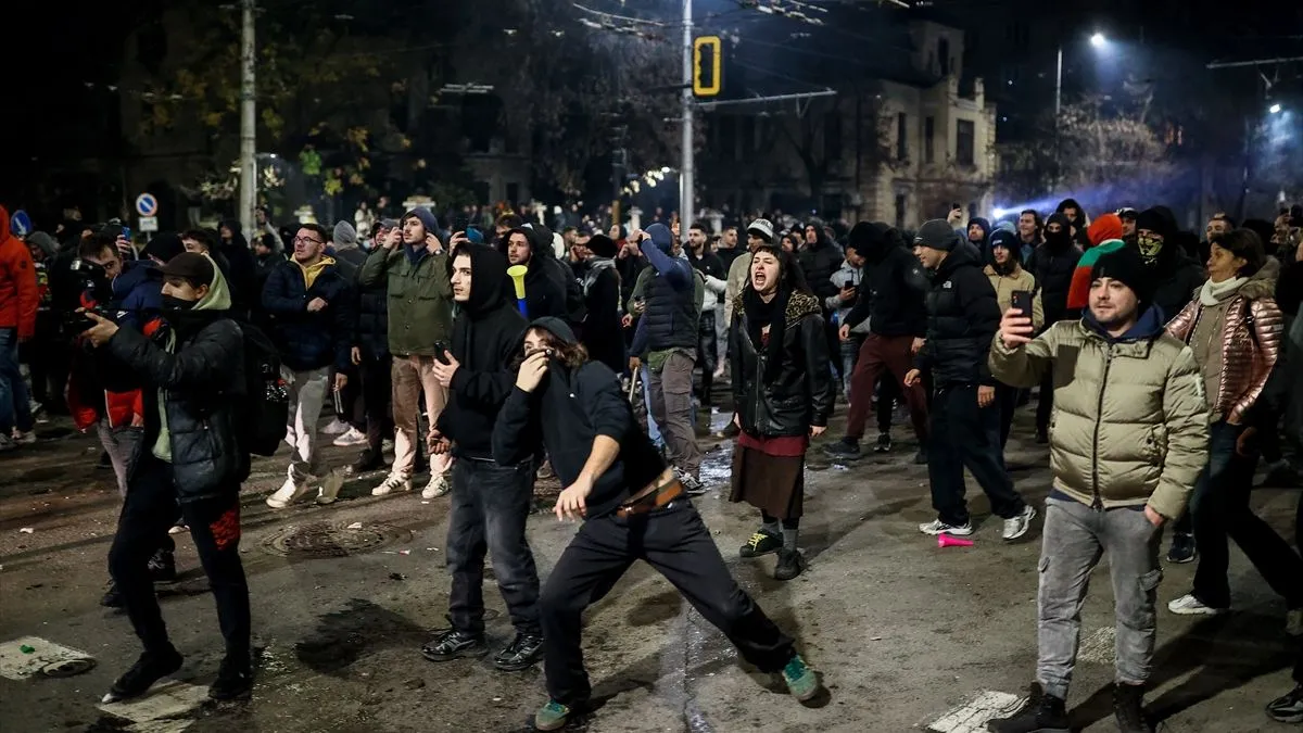 Neki demonstranti sukobili su se sa policijom, koja je blokirala kancelarije vladajućih partija u Sofiji, a policajce su zasipali kamenjem, flašama i petardama.