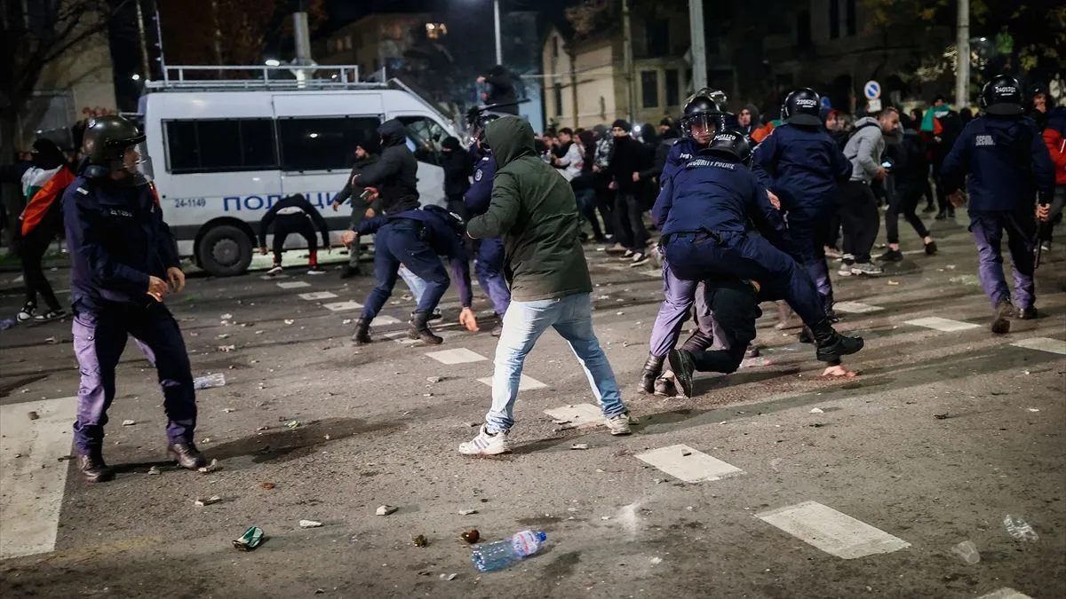 Neki demonstranti sukobili su se sa policijom, koja je blokirala kancelarije vladajućih partija u Sofiji, a policajce su zasipali kamenjem, flašama i petardama.