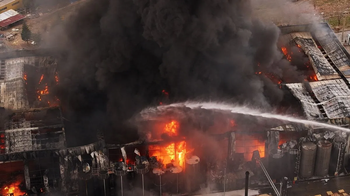 Na teren je upućen veliki broj vatrogasnih ekipa, a intervencija je i dalje u toku.