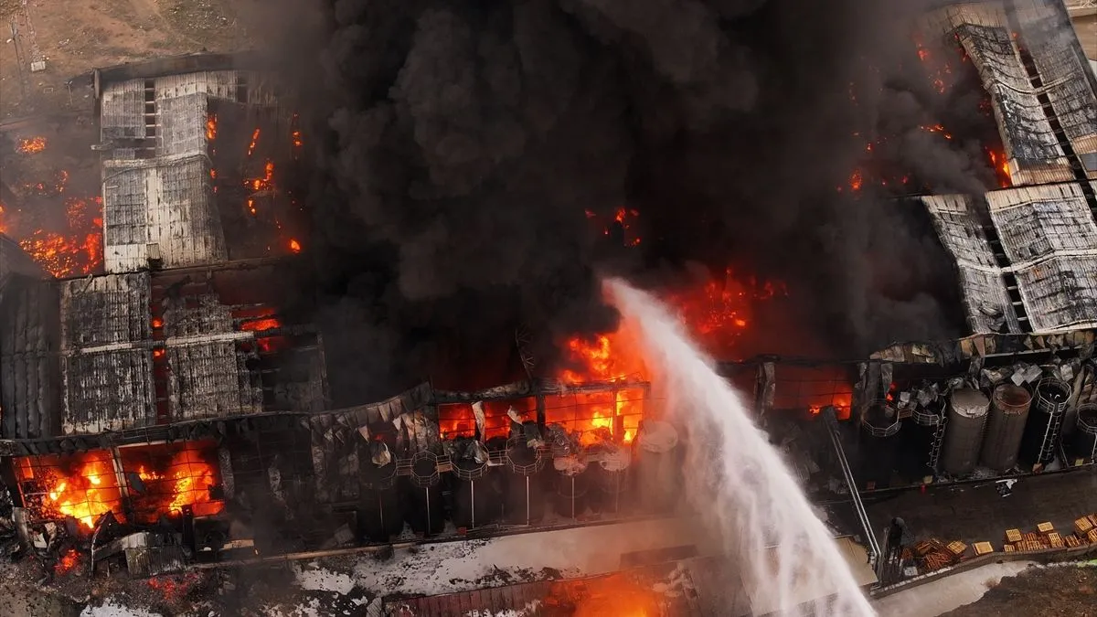 Na teren je upućen veliki broj vatrogasnih ekipa, a intervencija je i dalje u toku.