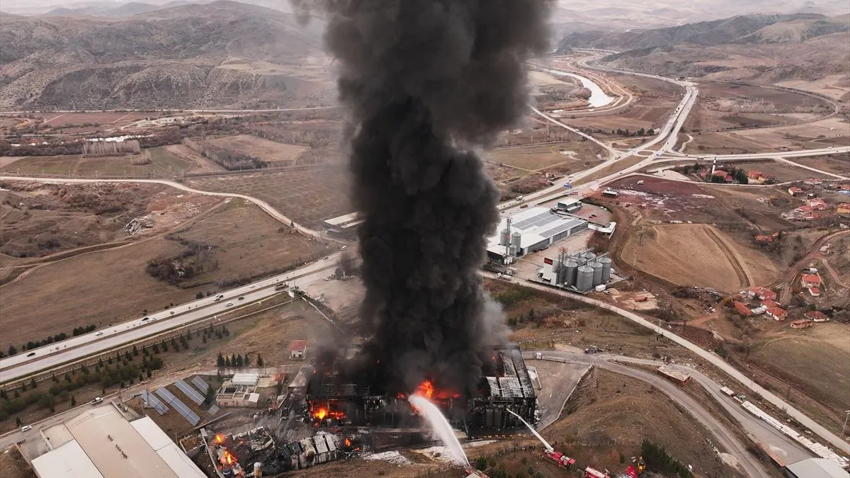 Na teren je upućen veliki broj vatrogasnih ekipa, a intervencija je i dalje u toku.
