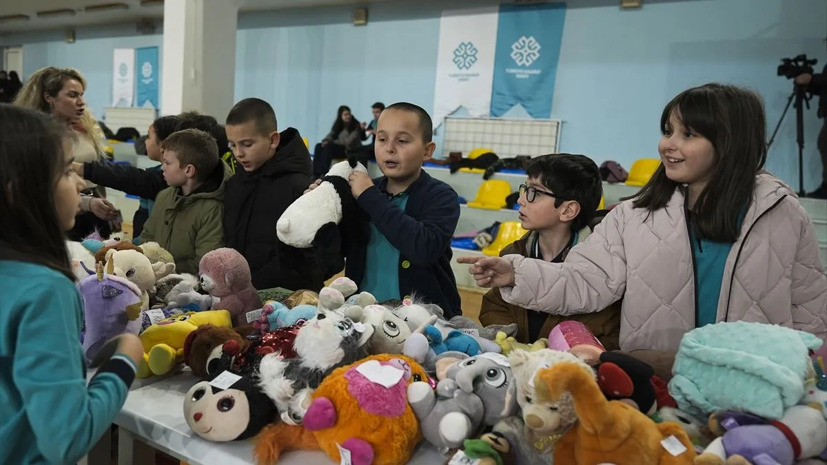Učenici su prodavali hranu i piće koje su pripremili sa svojim porodicama, kao i igračke. Neki učenici su se ošišali za dobrobit djece oboljele od raka.