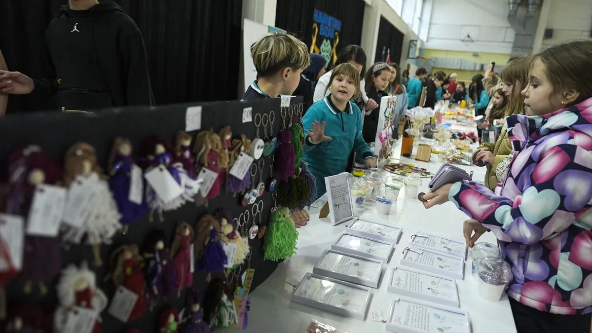 Učenici su prodavali hranu i piće koje su pripremili sa svojim porodicama, kao i igračke. Neki učenici su se ošišali za dobrobit djece oboljele od raka.