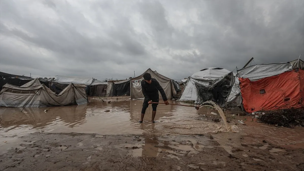 Dok se porodica okupljala oko male otvorene vatre na pješčanom nasipu pored šatora, Tawtah je izvlačio potpuno natopljen madrac kroz poplavnu vodu