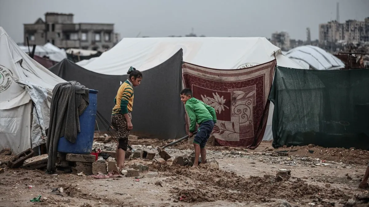 Dok se porodica okupljala oko male otvorene vatre na pješčanom nasipu pored šatora, Tawtah je izvlačio potpuno natopljen madrac kroz poplavnu vodu