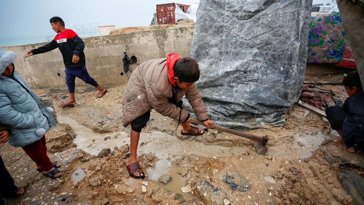 Dok se porodica okupljala oko male otvorene vatre na pješčanom nasipu pored šatora, Tawtah je izvlačio potpuno natopljen madrac kroz poplavnu vodu