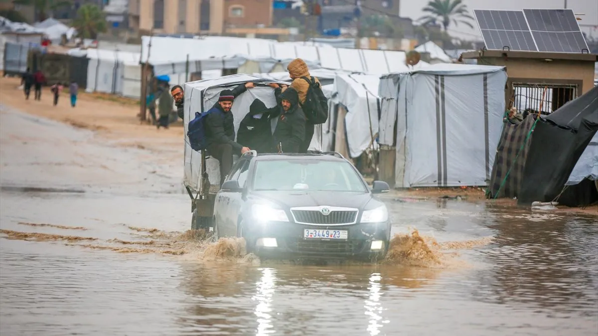 Dok se porodica okupljala oko male otvorene vatre na pješčanom nasipu pored šatora, Tawtah je izvlačio potpuno natopljen madrac kroz poplavnu vodu