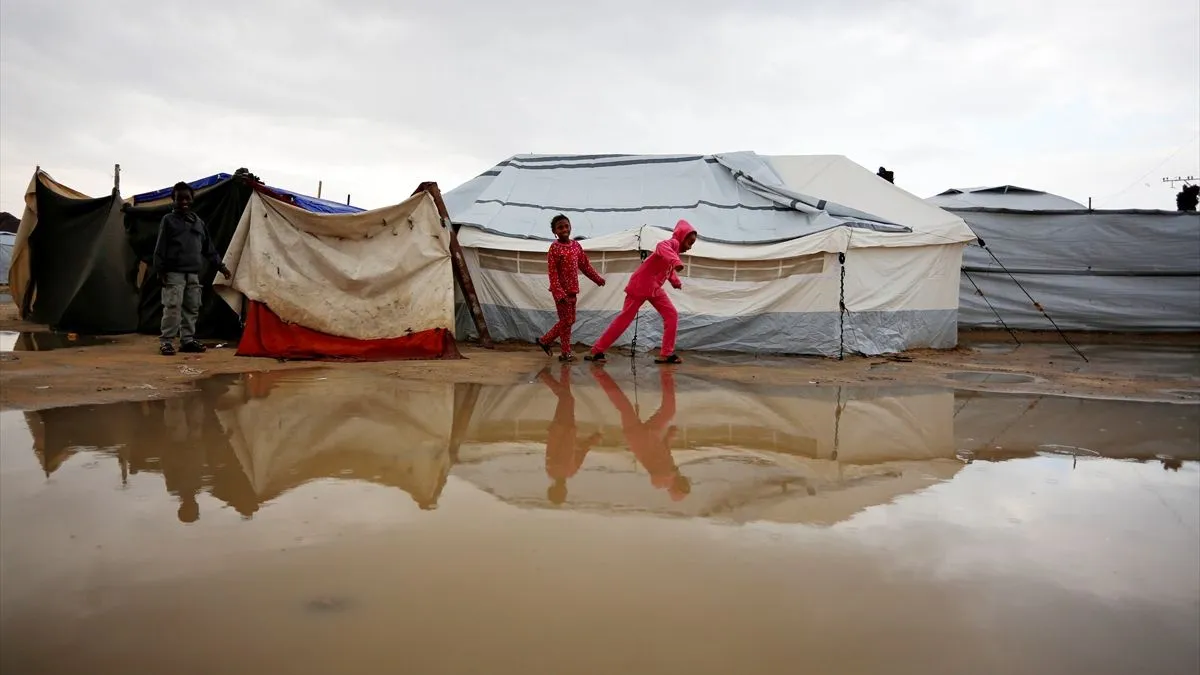 Dok se porodica okupljala oko male otvorene vatre na pješčanom nasipu pored šatora, Tawtah je izvlačio potpuno natopljen madrac kroz poplavnu vodu