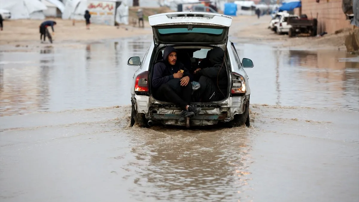 Agencija je upozorila raseljene stanovnike Gaze čiji su šatori poplavljeni da ne traže utočište u zgradama koje je Izrael bombardovao