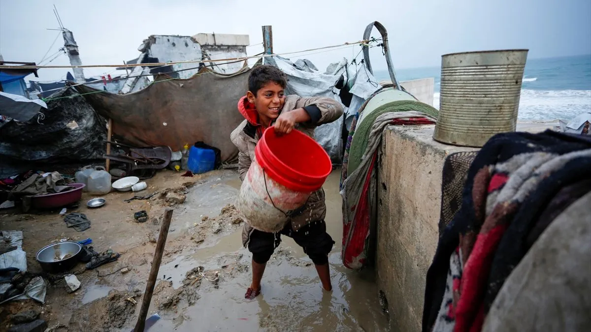 Dok se porodica okupljala oko male otvorene vatre na pješčanom nasipu pored šatora, Tawtah je izvlačio potpuno natopljen madrac kroz poplavnu vodu