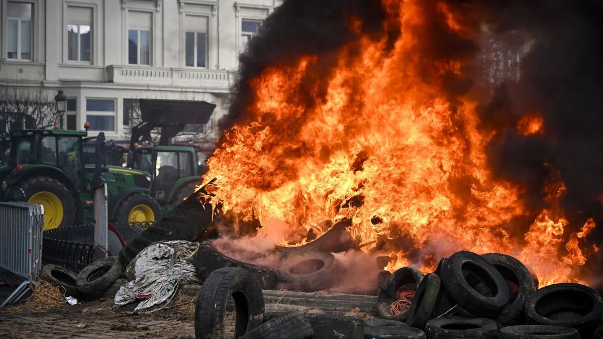 Prvi traktori su počeli blokadu ulica još kasno sinoć, uzrokujući haos u centru grada, a od jutros najveći zastoji su na auto-putu od Liježa ka Briselu.