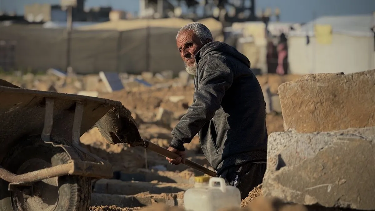 Radi između 14 i 16 sati dnevno, a tijela se, zbog nedostatka prostora, direktno prenose iz prostora za umotavanje u masovne grobnice