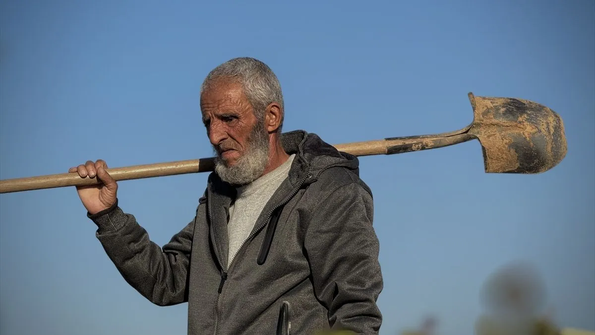 Radi između 14 i 16 sati dnevno, a tijela se, zbog nedostatka prostora, direktno prenose iz prostora za umotavanje u masovne grobnice