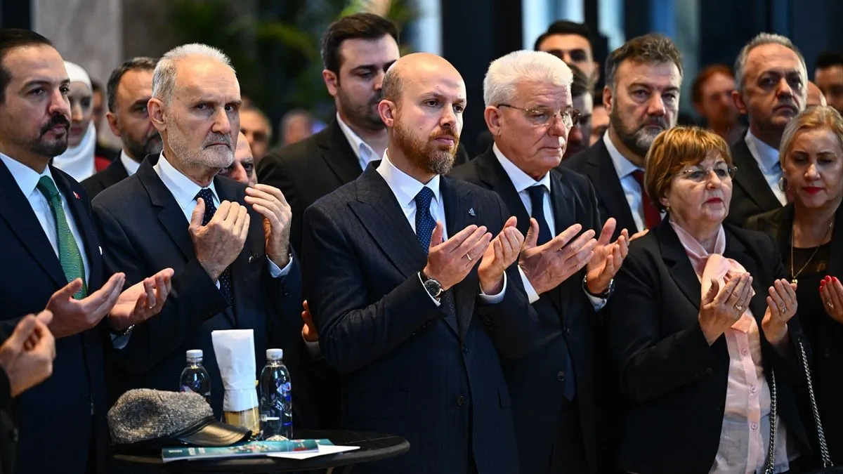 Na otvaranju je bila prisutna i Izetbegovićeva unuka Esma Zlatar, koja je istakla da izložba sadrži Alijine lične predmete, namještaj iz njegovog doma u Sarajevu...