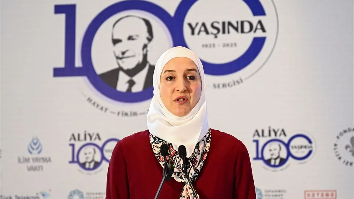 Na otvaranju je bila prisutna i Izetbegovićeva unuka Esma Zlatar, koja je istakla da izložba sadrži Alijine lične predmete, namještaj iz njegovog doma u Sarajevu...