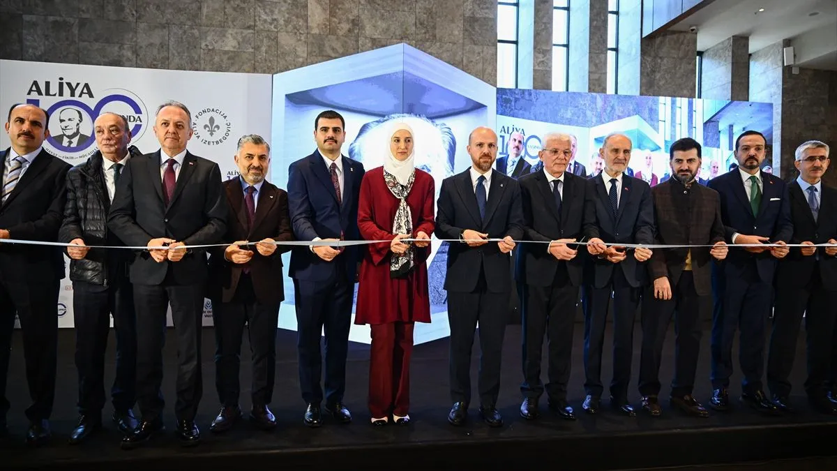 Na otvaranju je bila prisutna i Izetbegovićeva unuka Esma Zlatar, koja je istakla da izložba sadrži Alijine lične predmete, namještaj iz njegovog doma u Sarajevu...