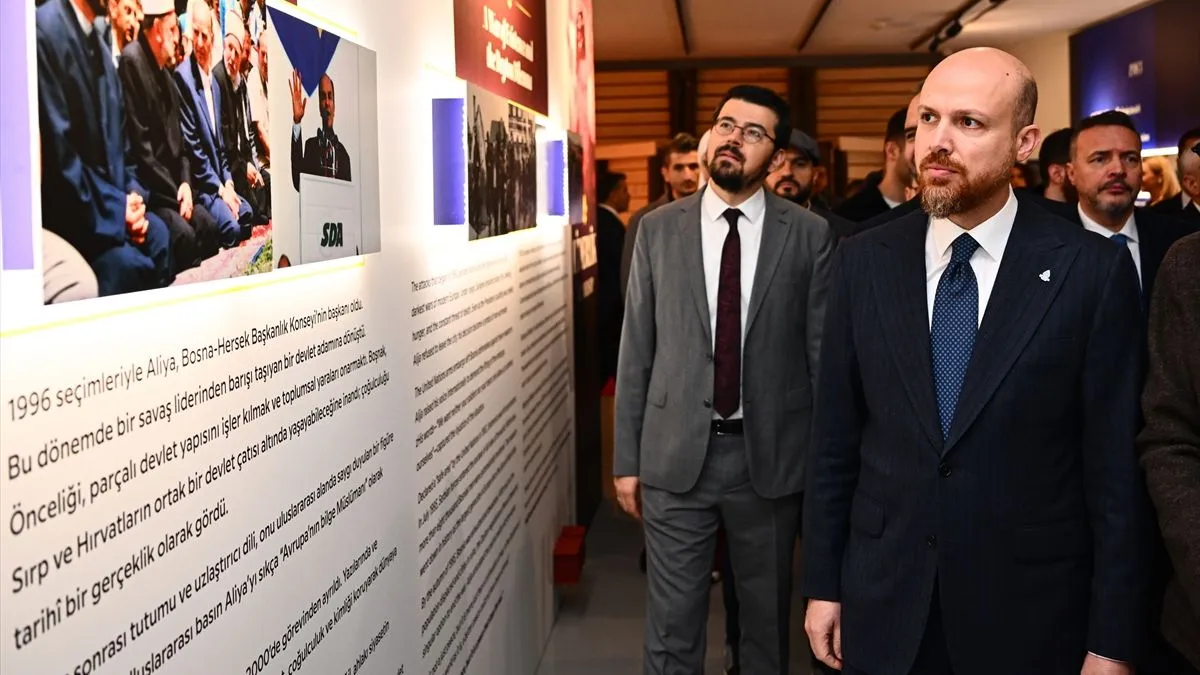 Na otvaranju je bila prisutna i Izetbegovićeva unuka Esma Zlatar, koja je istakla da izložba sadrži Alijine lične predmete, namještaj iz njegovog doma u Sarajevu...