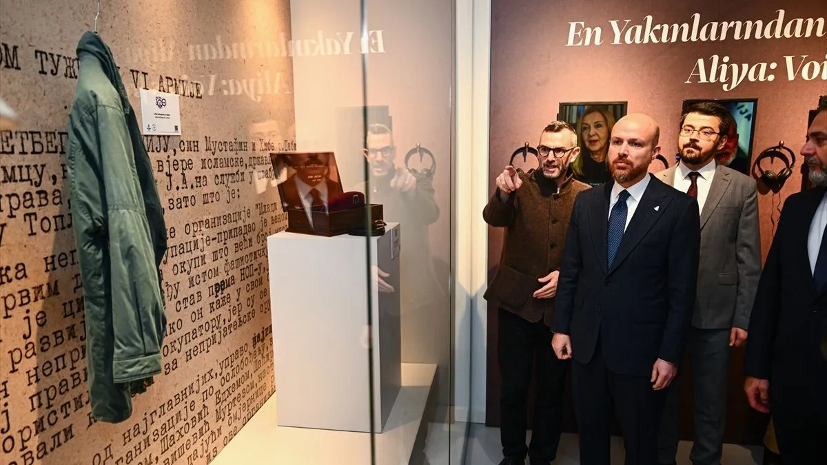 Na otvaranju je bila prisutna i Izetbegovićeva unuka Esma Zlatar, koja je istakla da izložba sadrži Alijine lične predmete, namještaj iz njegovog doma u Sarajevu...