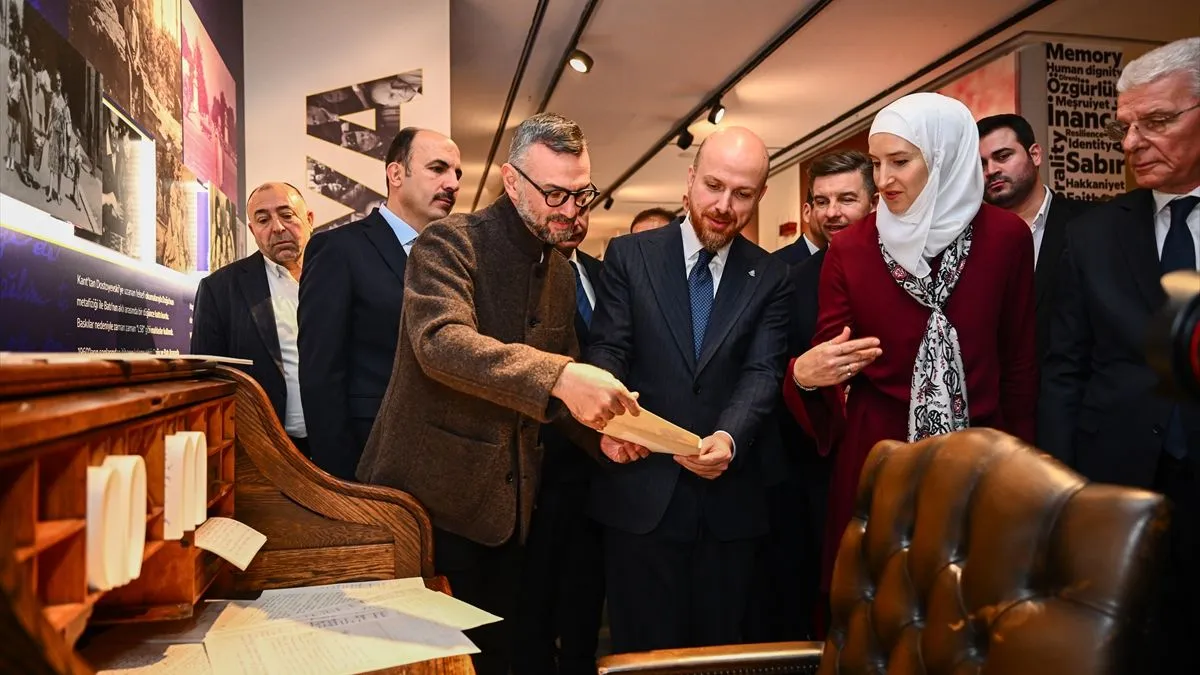 Na otvaranju je bila prisutna i Izetbegovićeva unuka Esma Zlatar, koja je istakla da izložba sadrži Alijine lične predmete, namještaj iz njegovog doma u Sarajevu...