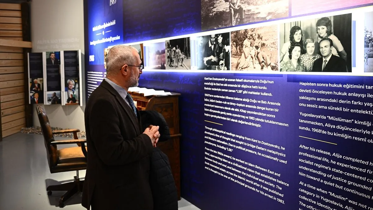 Na otvaranju je bila prisutna i Izetbegovićeva unuka Esma Zlatar, koja je istakla da izložba sadrži Alijine lične predmete, namještaj iz njegovog doma u Sarajevu...