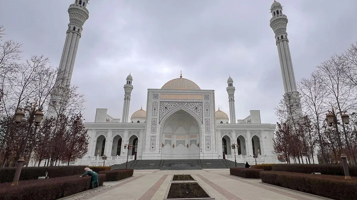 Kao značajan duhovni i kulturni centar, ova džamija privlači pažnju i važi za jedan od najupečatljivijih primjera savremene islamske arhitekture u regionu.