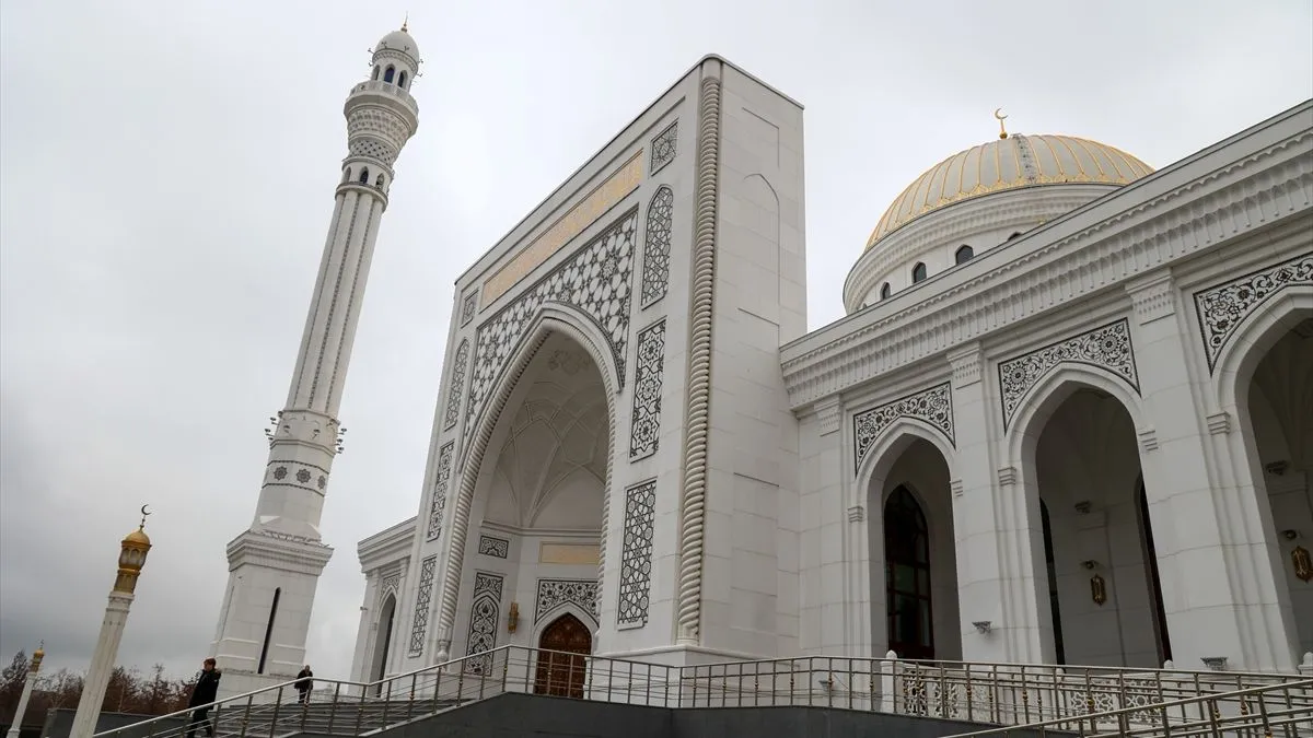 Kao značajan duhovni i kulturni centar, ova džamija privlači pažnju i važi za jedan od najupečatljivijih primjera savremene islamske arhitekture u regionu.