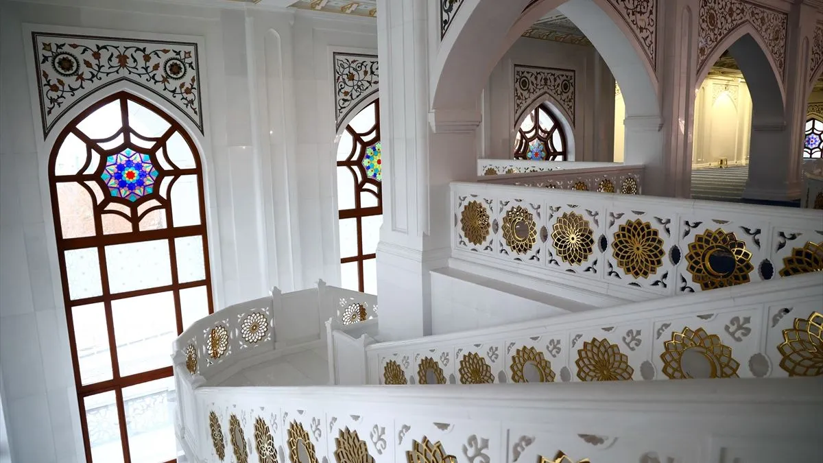 Kao značajan duhovni i kulturni centar, ova džamija privlači pažnju i važi za jedan od najupečatljivijih primjera savremene islamske arhitekture u regionu.