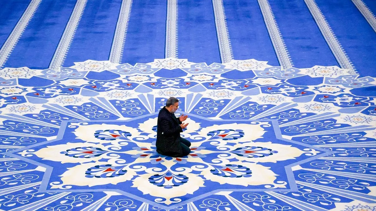 Kao značajan duhovni i kulturni centar, ova džamija privlači pažnju i važi za jedan od najupečatljivijih primjera savremene islamske arhitekture u regionu.