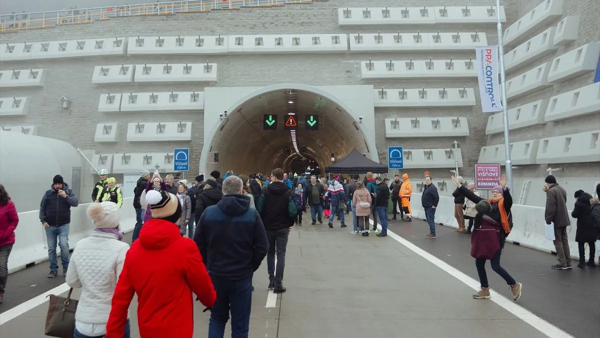  Posjetioci su se okupili u mjestu Lietavska Lučka povodom svečanog otvaranja tunela Višnove