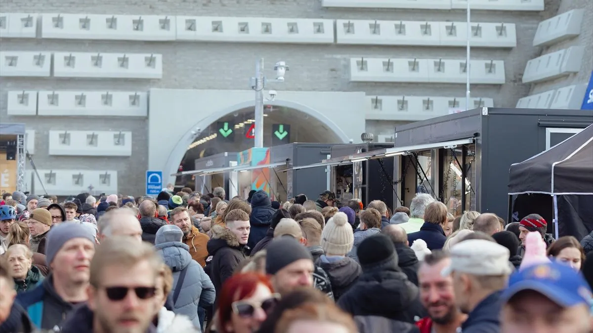  Posjetioci su se okupili u mjestu Lietavska Lučka povodom svečanog otvaranja tunela Višnove