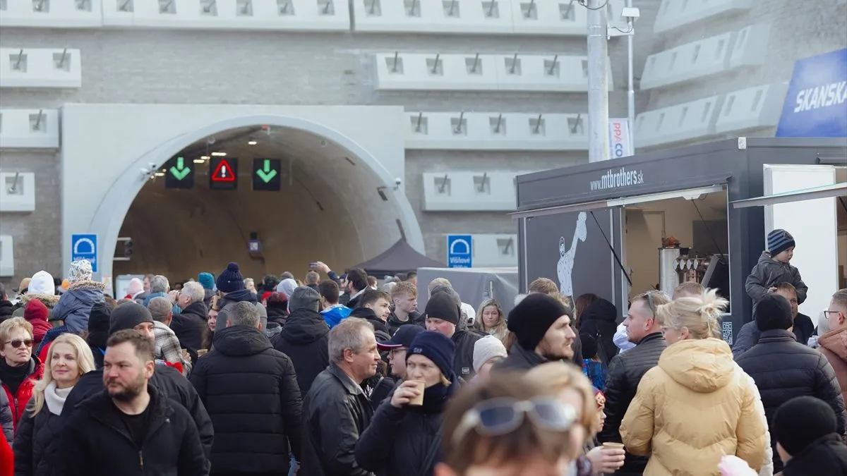  Posjetioci su se okupili u mjestu Lietavska Lučka povodom svečanog otvaranja tunela Višnove