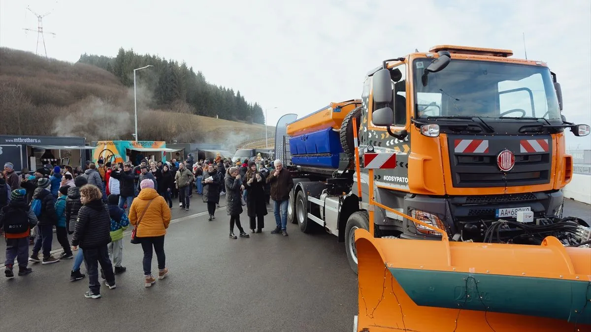  Posjetioci su se okupili u mjestu Lietavska Lučka povodom svečanog otvaranja tunela Višnove