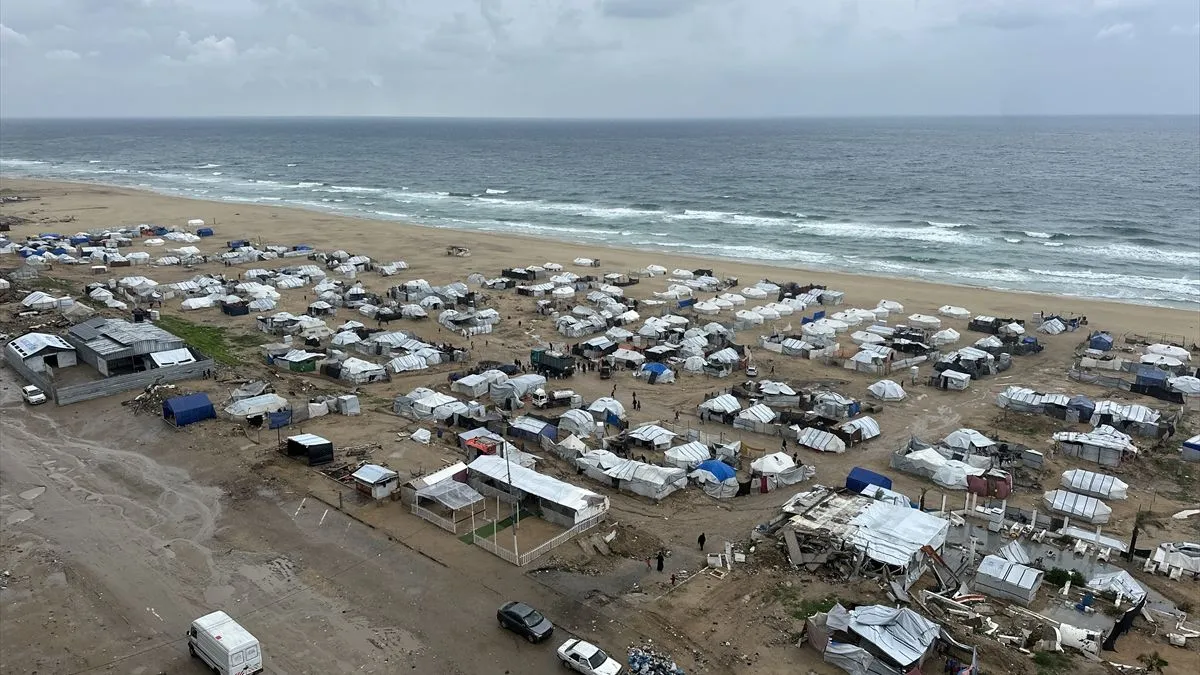 Bez stabilnog pristupa vodi, grijanju, hrani i medicinskoj pomoći, mnogi su prisiljeni potražiti zaklon u improviziranim šatorima.