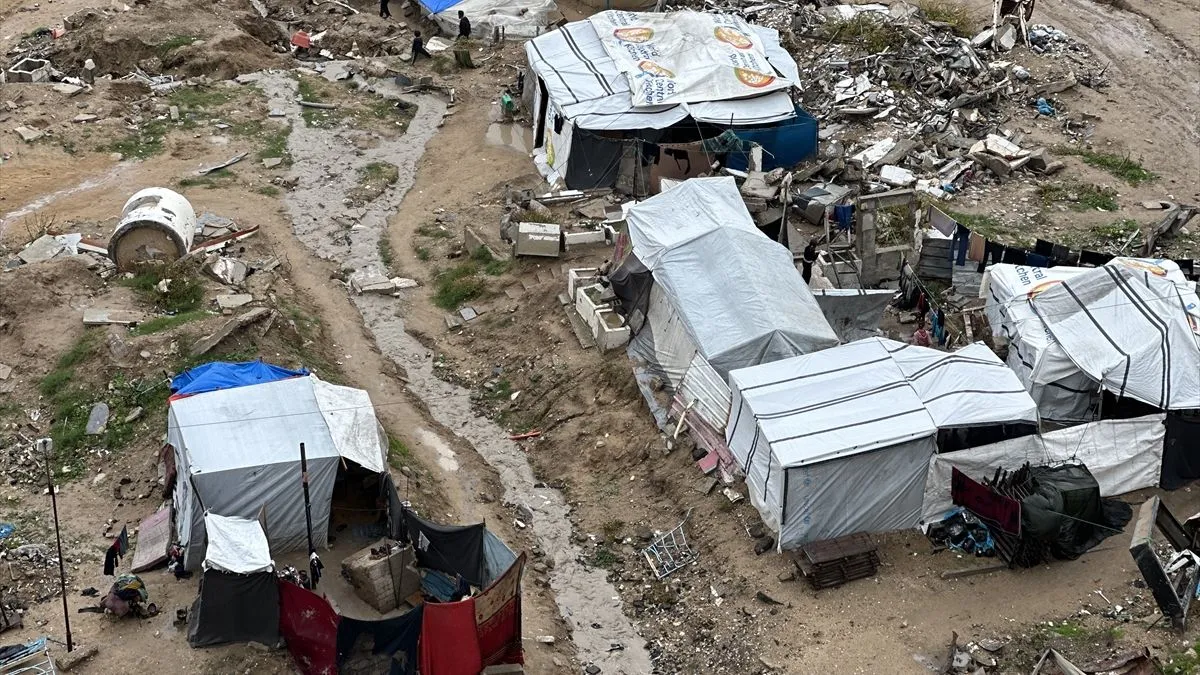 Bez stabilnog pristupa vodi, grijanju, hrani i medicinskoj pomoći, mnogi su prisiljeni potražiti zaklon u improviziranim šatorima.