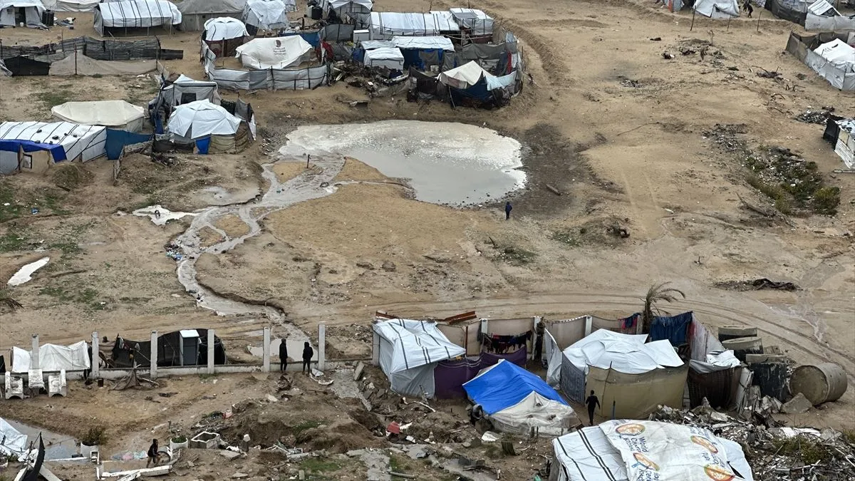 Bez stabilnog pristupa vodi, grijanju, hrani i medicinskoj pomoći, mnogi su prisiljeni potražiti zaklon u improviziranim šatorima.