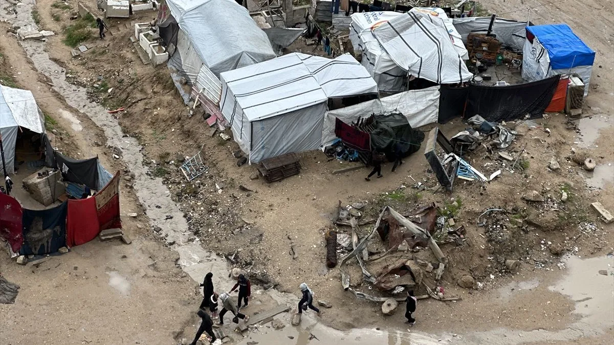 Bez stabilnog pristupa vodi, grijanju, hrani i medicinskoj pomoći, mnogi su prisiljeni potražiti zaklon u improviziranim šatorima.