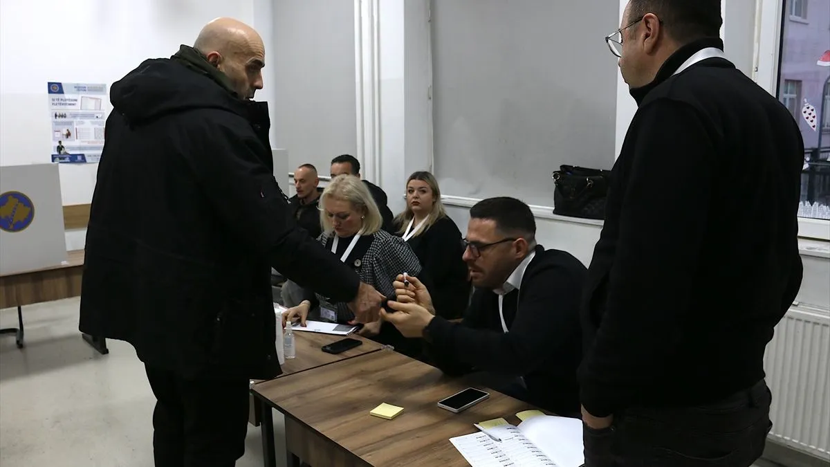 Otvorena birališta na prijevremenim parlamentarnim izborima na Kosovu