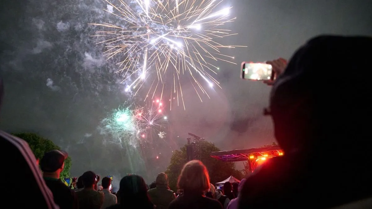Vatromet je započeo odbrojavanjem projiciranim u podnožju 328 metara visokog Sky Towera