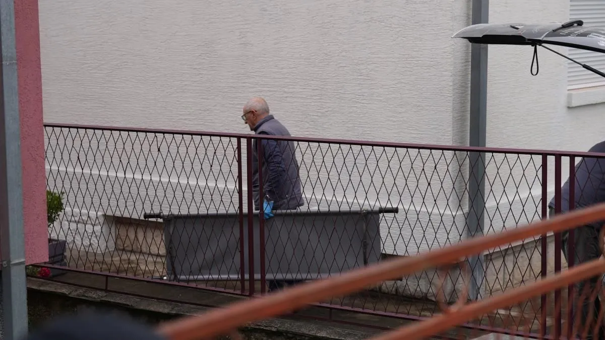 Tragedija se dogodila u pomoćnom objektu koji se nalazi iza kuće, odnosno u ljetnoj kuhinji. 