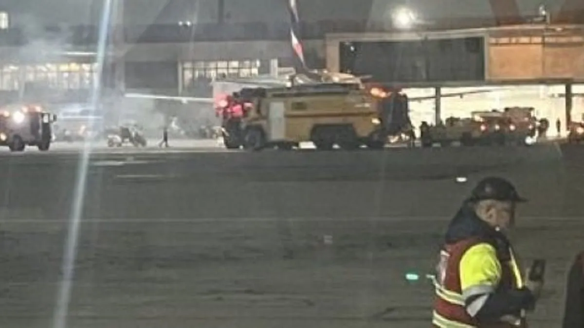 Snimci koji kruže društvenim mrežama prikazuju plamen blizu donje strane aviona i gust dim.