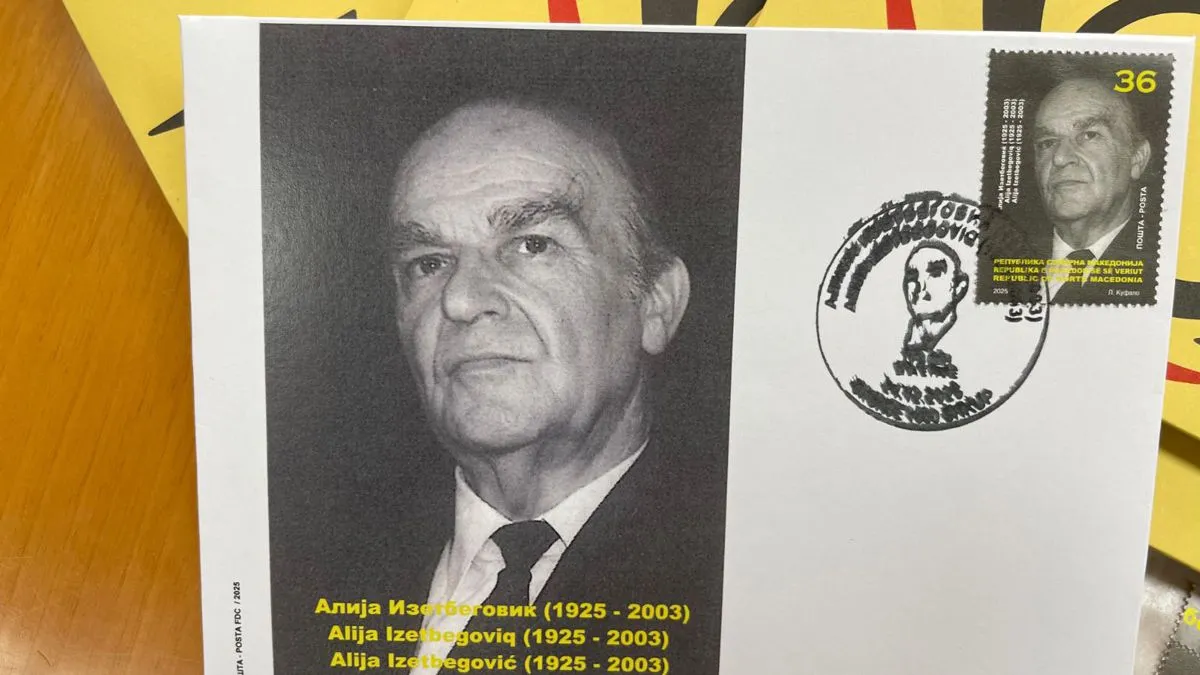 Autor poštanske marke „100 godina od rođenja Alije Izetbegovića 1925–2003“ je Loran Kufalo iz Ureda za filateliju