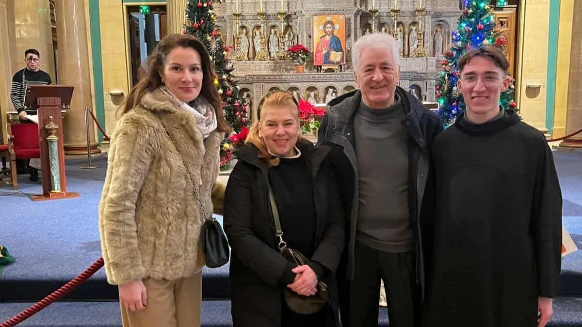 Božićna misa u ovoj crkvi okupila je veliki broj vjernika, među kojima su bili i članovi bh. i hrvatske zajednice u Parizu.