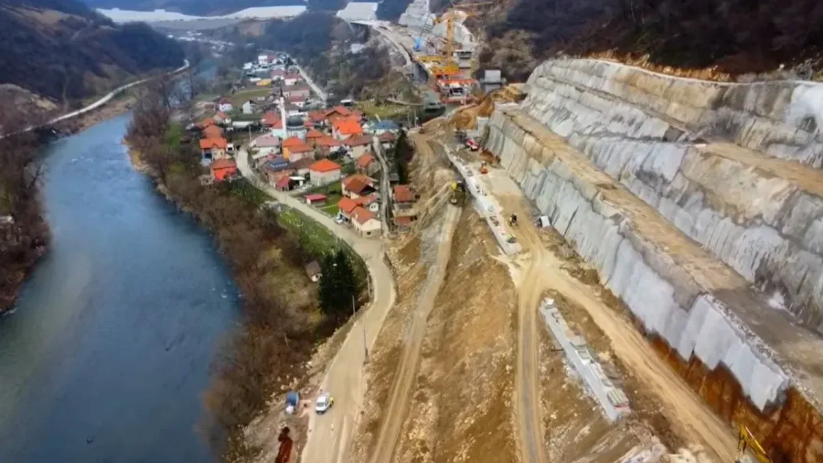 Građani Bosne i Hercegovine od 17. decembra mogu koristiti novu, 11 kilometara dugu dionicu autoceste na Koridoru Vc, koja povezuje Vranduk, Nemilu i Poprikuše.