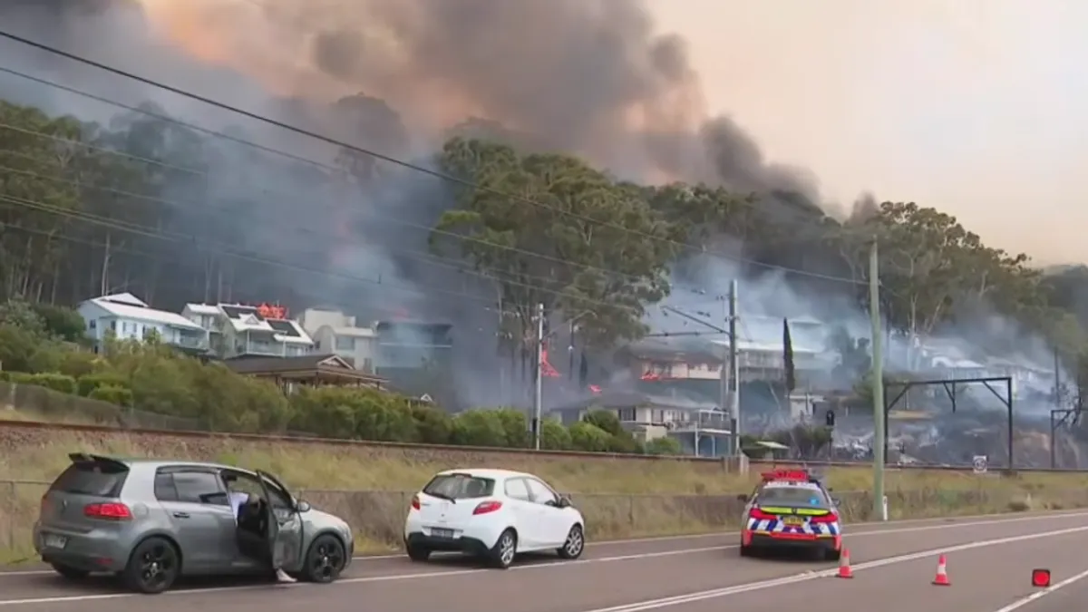 U državi Novi Južni Wales od jutra gori više od 50 aktivnih požara, a samo tokom vikenda vatrena stihija je uništila 16 kuća.