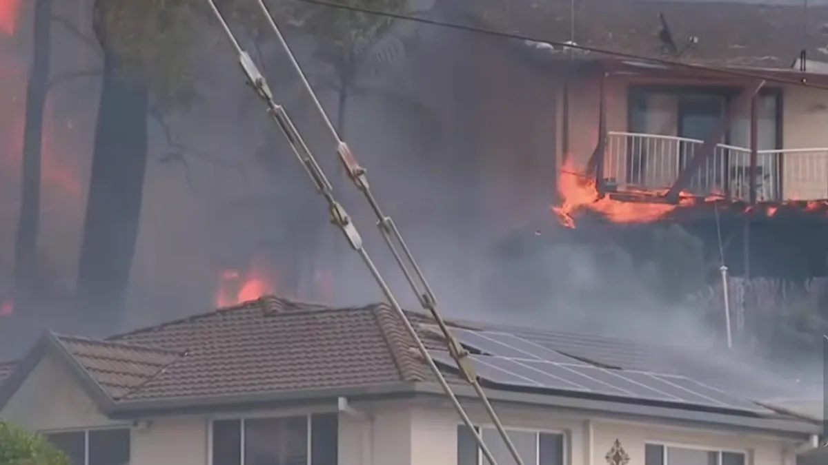U državi Novi Južni Wales od jutra gori više od 50 aktivnih požara, a samo tokom vikenda vatrena stihija je uništila 16 kuća.