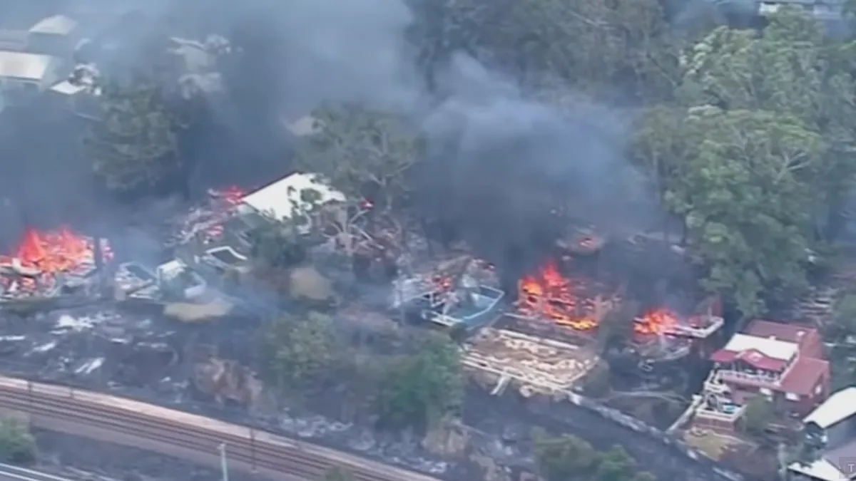 Australija u plamenu: Jedan vatrogasac smrtno stradao, desetine požara bukti